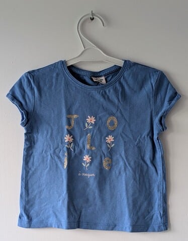 T-shirt bleu, Tape à l'œil