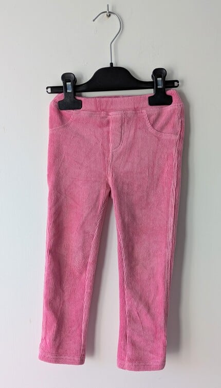 Pantalon rose, In Extenso