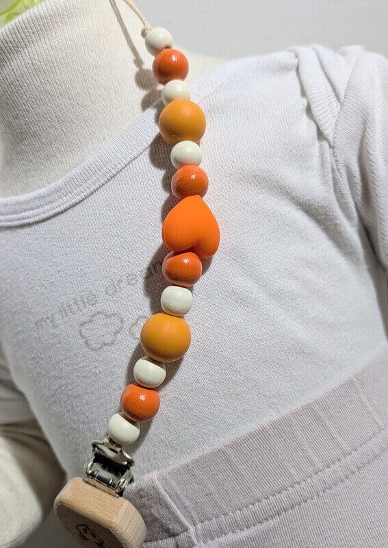 Attache tétine, cœur orange