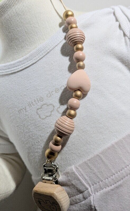 Attache tétine, cœur brun