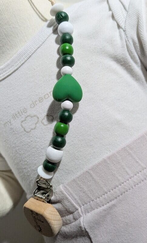 Attache tétine, cœur vert