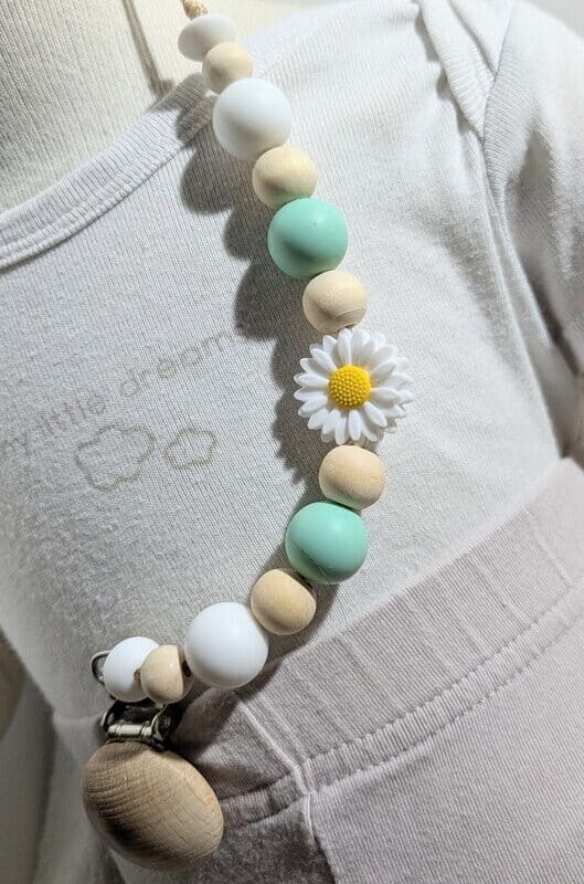 Attache tétine, fleur blanche