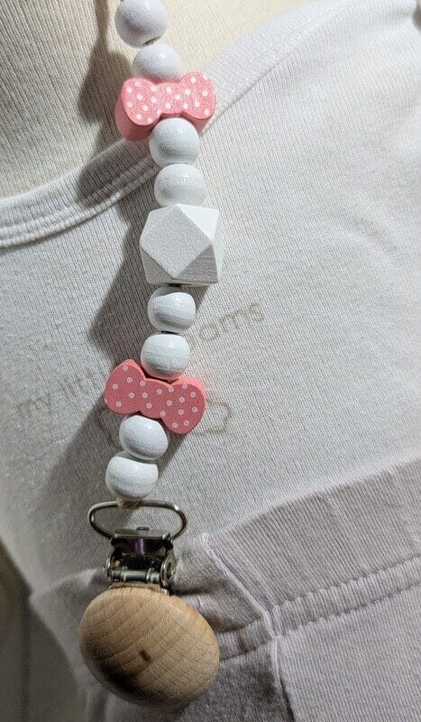 Attache tétine, nœuds roses