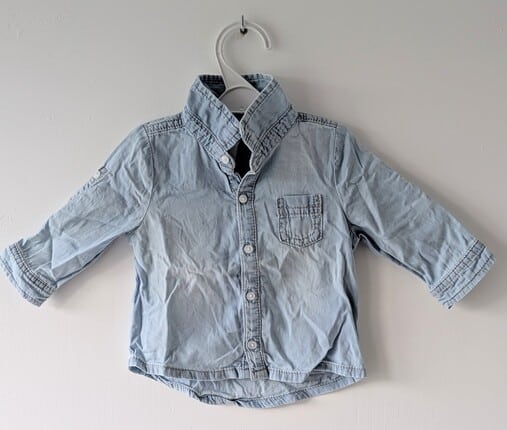 Chemise bleu ciel, Tape à l'œil