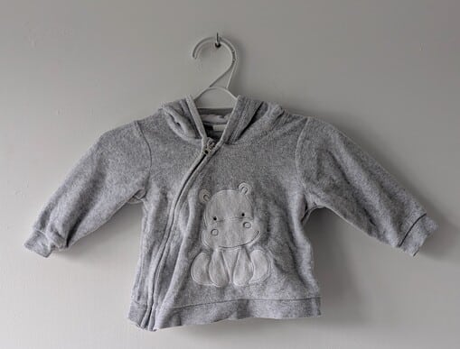 Gilet gris à capuche