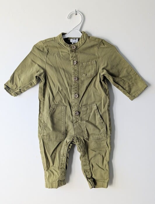 Salopette kaki, Tape à l'œil