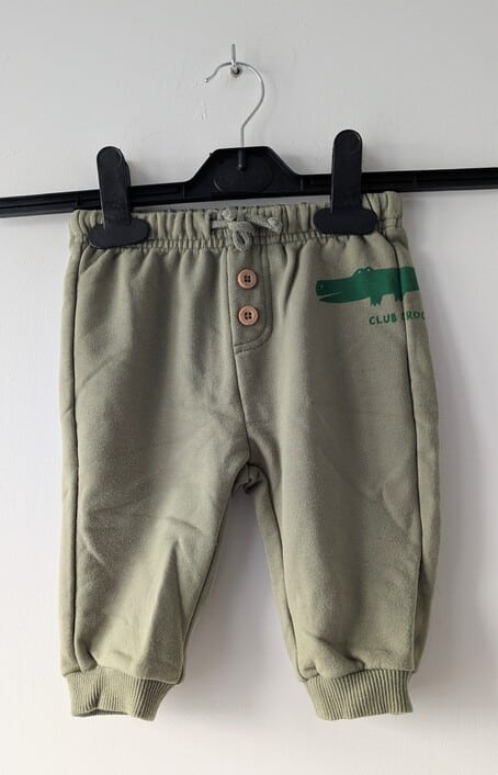 Pantalon vert, Tape à l'œil
