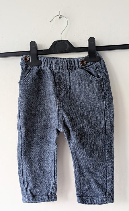 Pantalon bleu foncé, Tape à l'œil