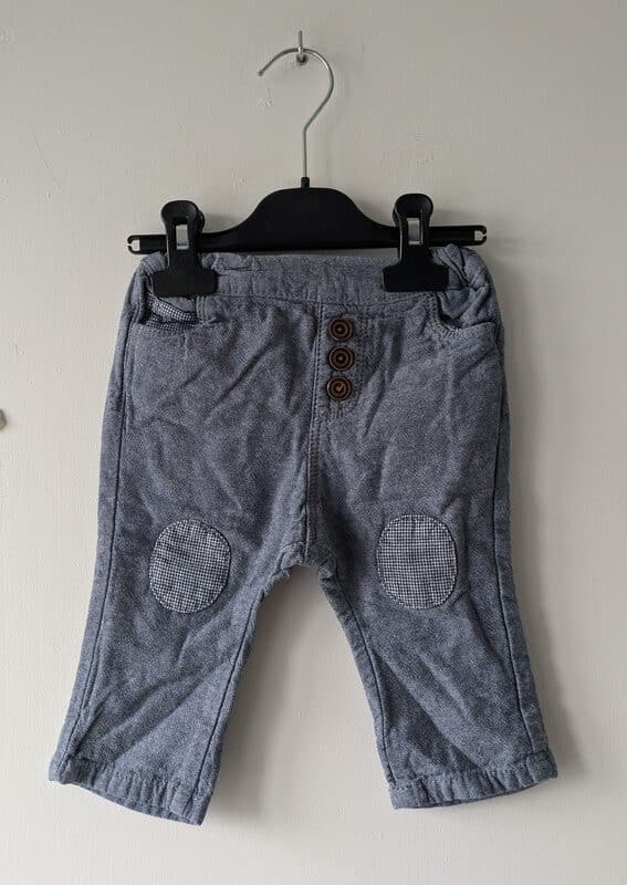 Pantalon bleu clair, Tape à l'œil
