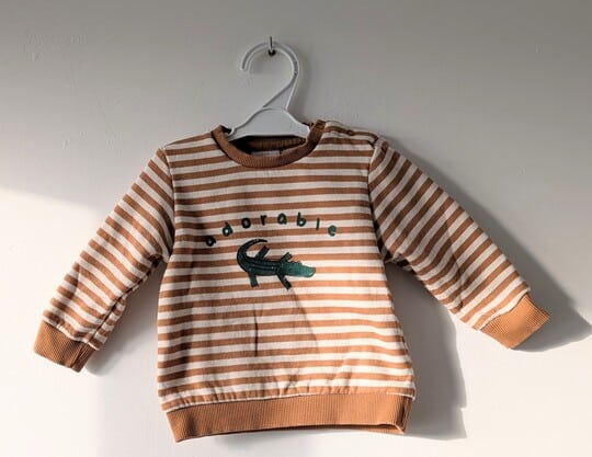 Pull rayé brun & blanc, Tape à l'œil