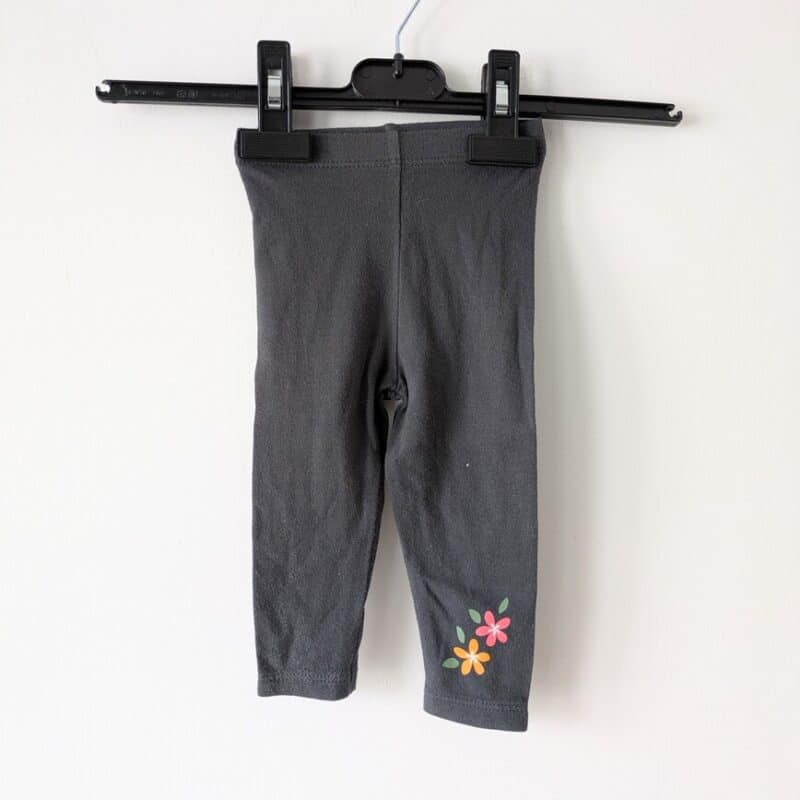 Legging gris, détail fleurs