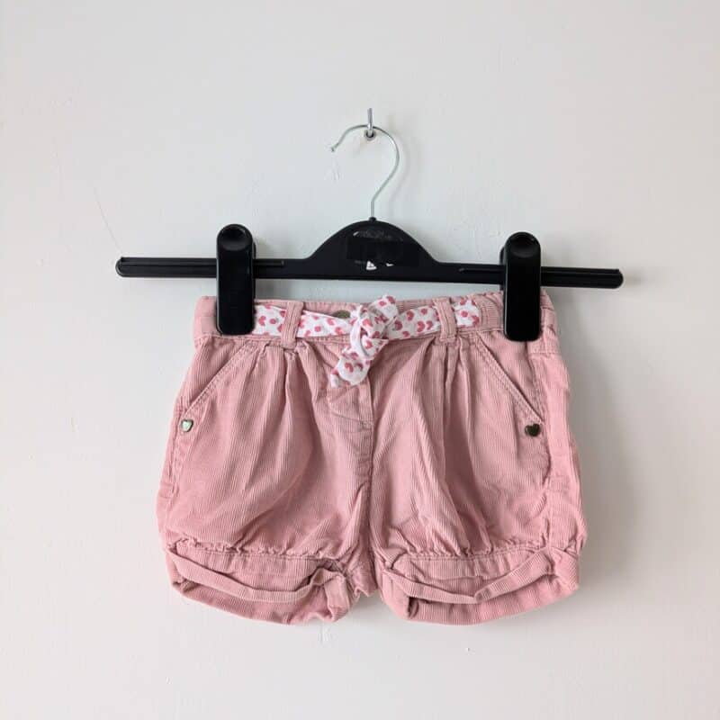 Short rose, Tape à l'œil