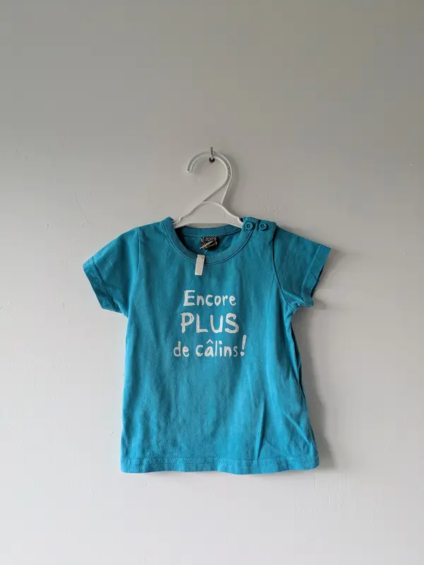 T-shirt bleu "Encore plus..", Tape à l'œil
