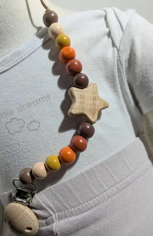 Attache tétine brun, étoile