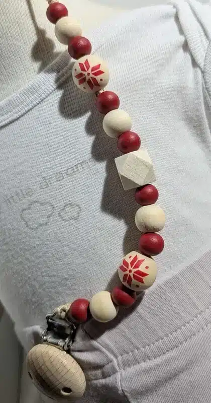 Attache tétine noël  rouge & bois