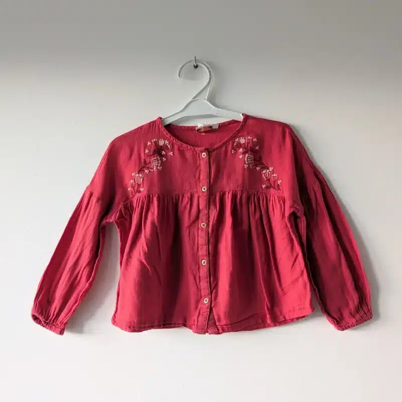 Blouse rouge, Tape à l'œil