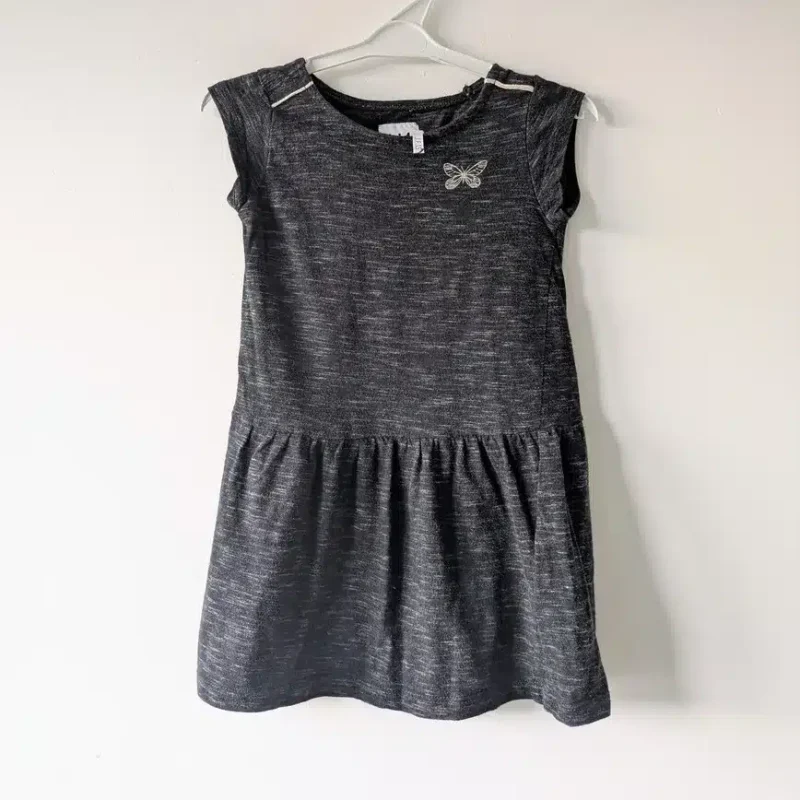 Robe noire/grise, La Halle