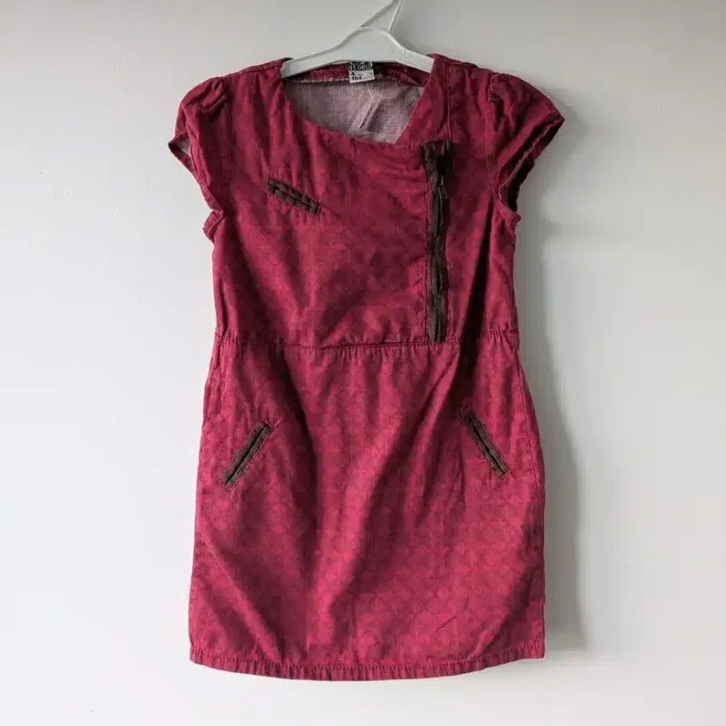 Robe bordeaux, Tape à l'œil