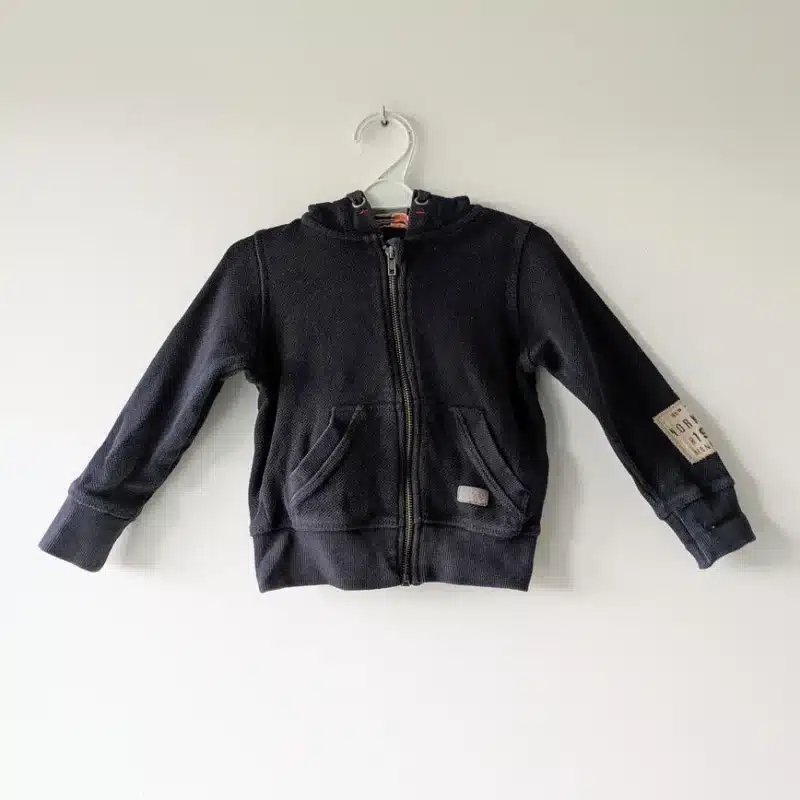 Gilet marine, Tape à l'œil