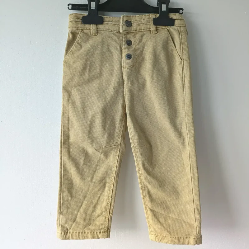 Pantalon jaune pâle, Tape à l'œil