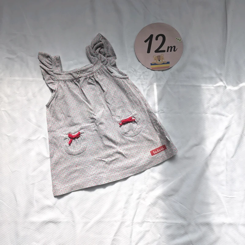 Robe grise à pois