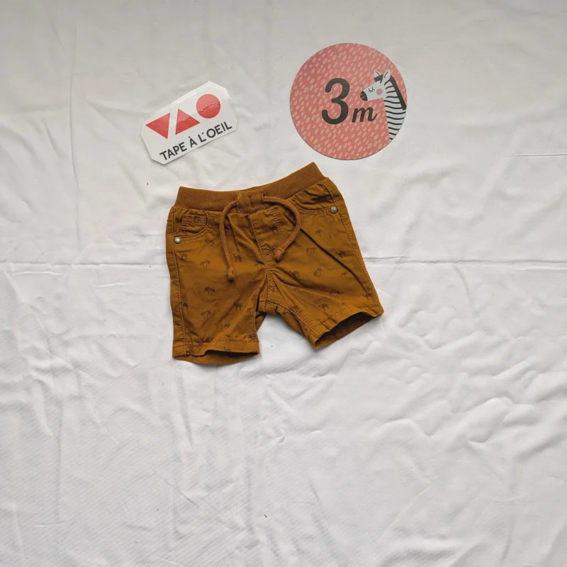 Short brun, Tape à l'œil