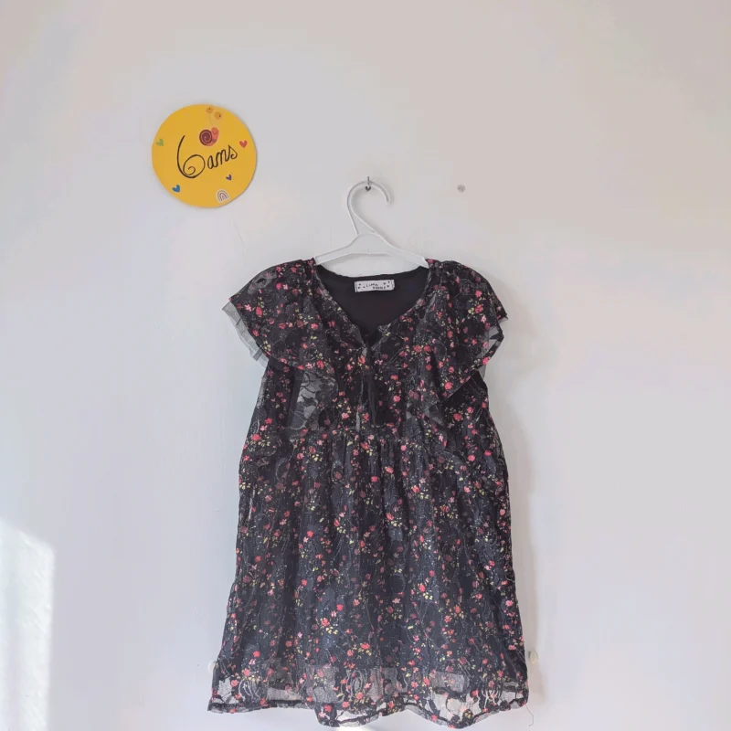 Robe noire fleurie