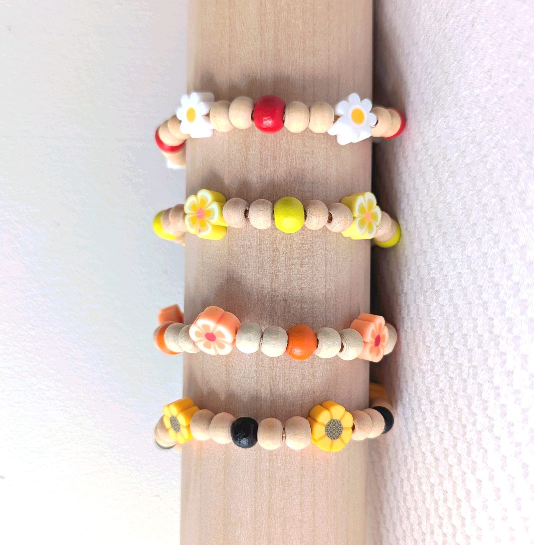 Bracelet réglable fleurs colorées, taille enfant