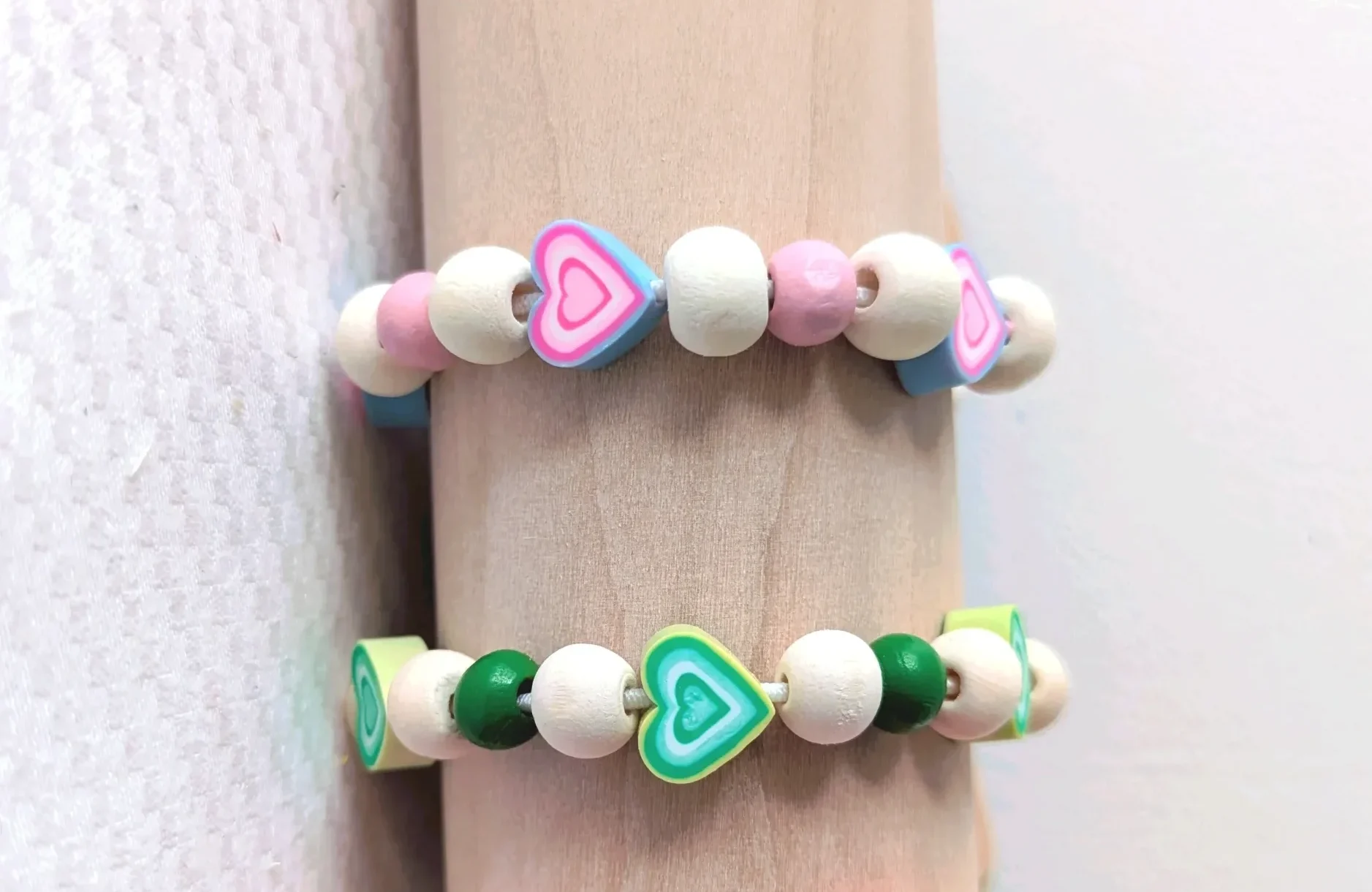 Bracelet élastique coeurs , taille 3-5 ans