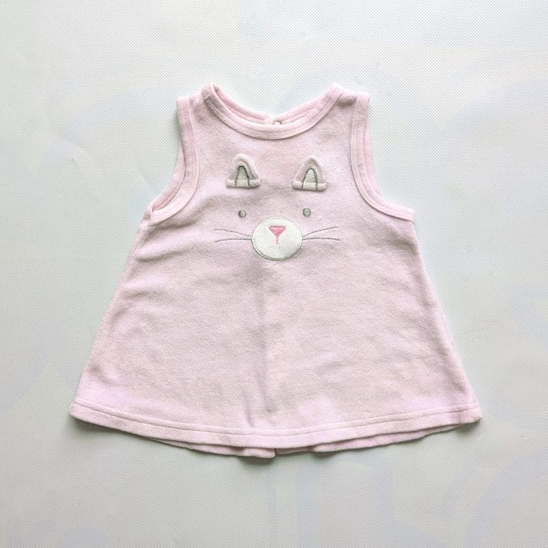 Robe rose pâle, tête de chat
